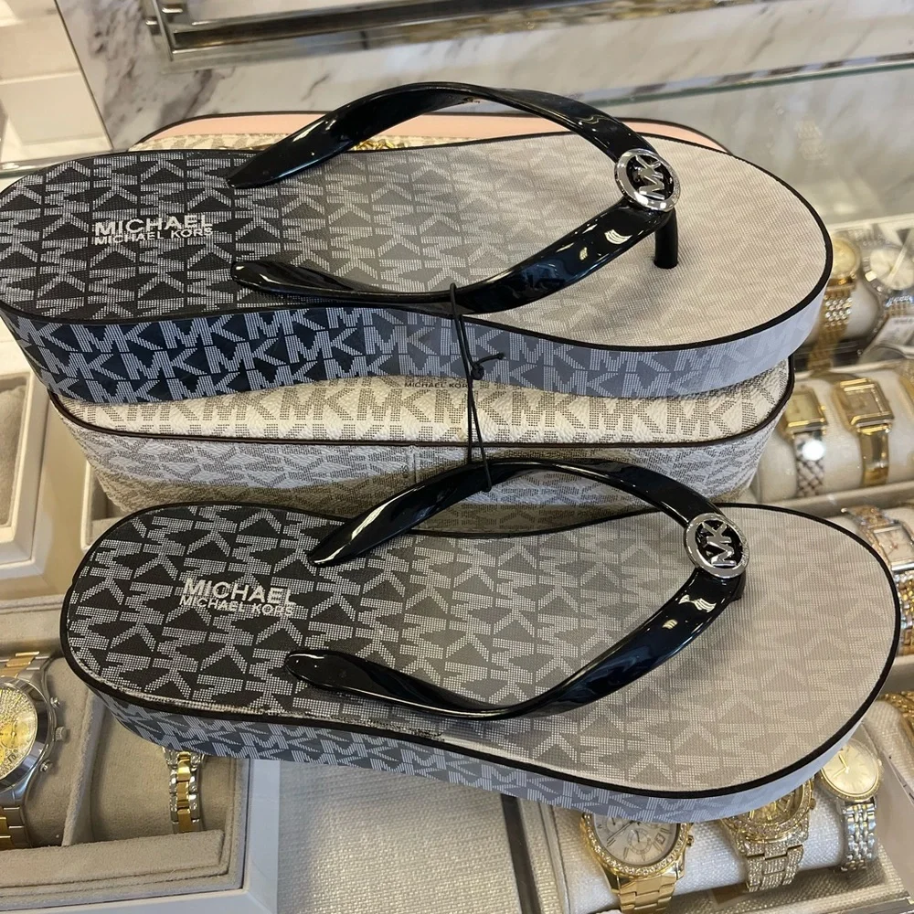 Michael Kors BEDFORD FLIP FLOP
PVC/OMBRE MK SIG
49R6BDFA1Q
Black 
NWT
Platforms - Picture 2 of 16